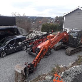 En av Bjotveit Maskin og Transport AS sine gravemaskiner