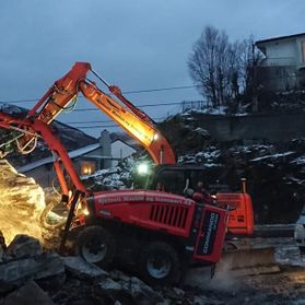 En av Bjotveit Maskin og Transport AS sine gravemaskiner